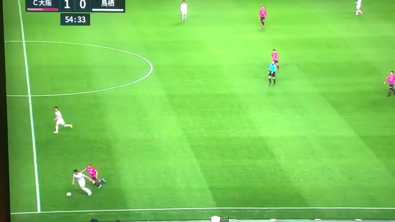 演的真像!J联赛球员精湛演技骗过主裁(j联赛球队前身)