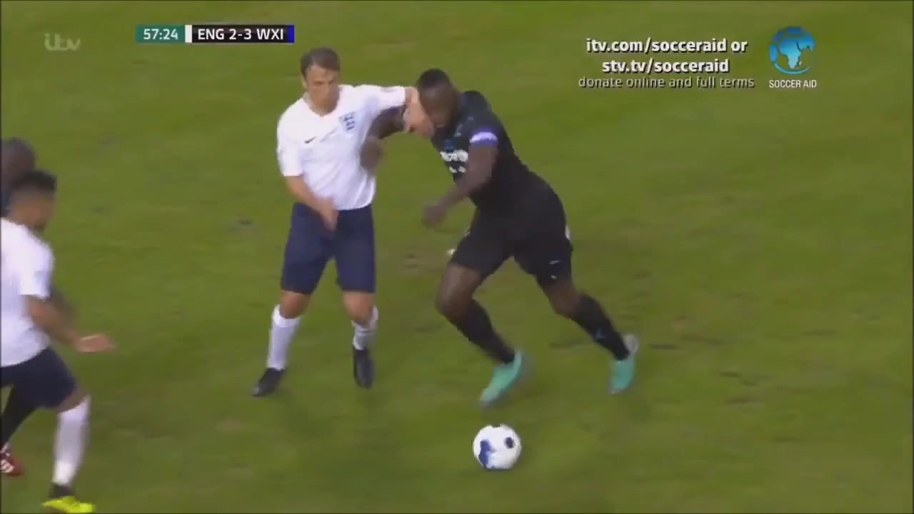 博尔特：足球光有奔跑是不行滴（足球场上的博尔特）