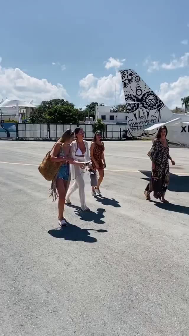 向我们迎面走来的是皇马太太团！