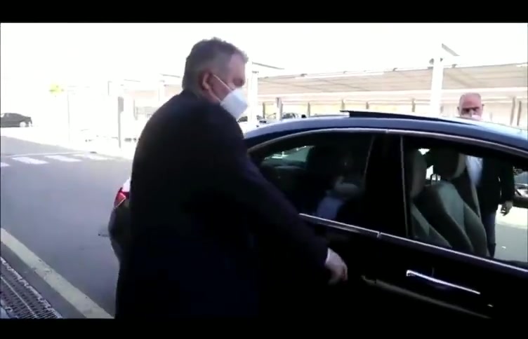 哈兰德父亲和拉伊奥拉抵达巴塞罗那机场 被拉波尔塔助手接走（哈兰德父亲及经纪人抵达巴塞罗那 将会面巴）