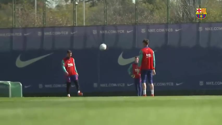 VIP级别的待遇！梅西和小将特纳斯颠球（梅西特维斯）