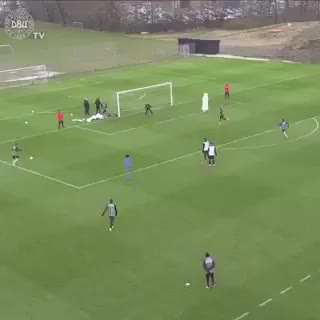 吊炸天!丹麦队球员训练赛上演神级蝎子摆尾(丹麦足球队打法)