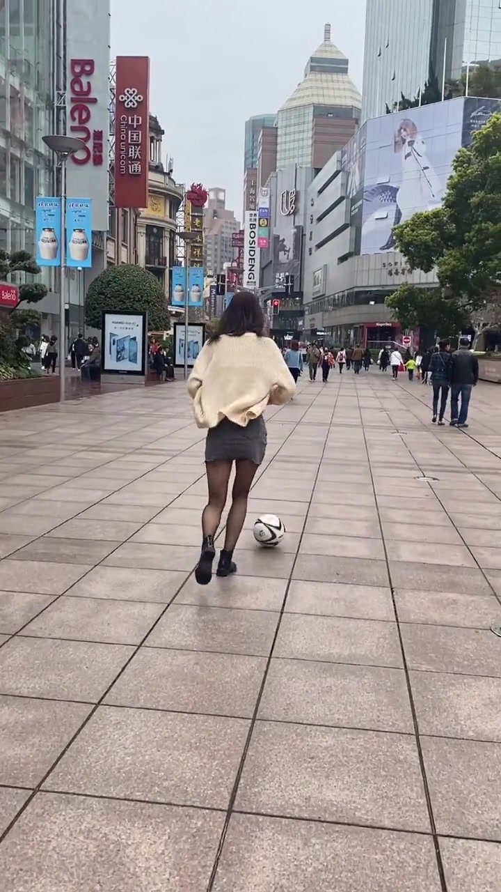 小姐姐：你愿意陪我踢球吗？（小姐姐:你愿意陪我踢球吗英文）