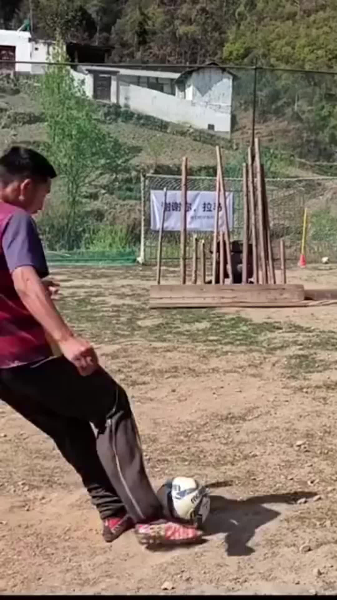 四川农村小伙自建足球场苦练 梦想能进职业队（农村建足球场有补贴吗）