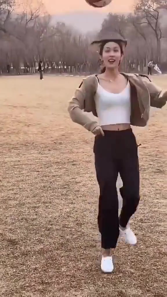 踢了这么久的球，怎么没碰到过这样的小姐姐呢？（踢了这么久的球,怎么没碰到过这样的小姐姐呢）
