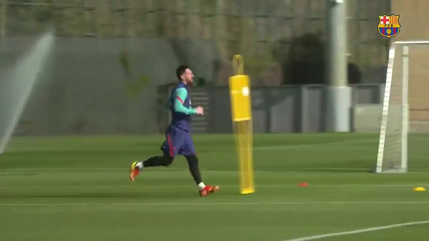 好久不见梅老板！梅西回归巴萨训练场（梅西正式归队巴萨参加训练 视频）