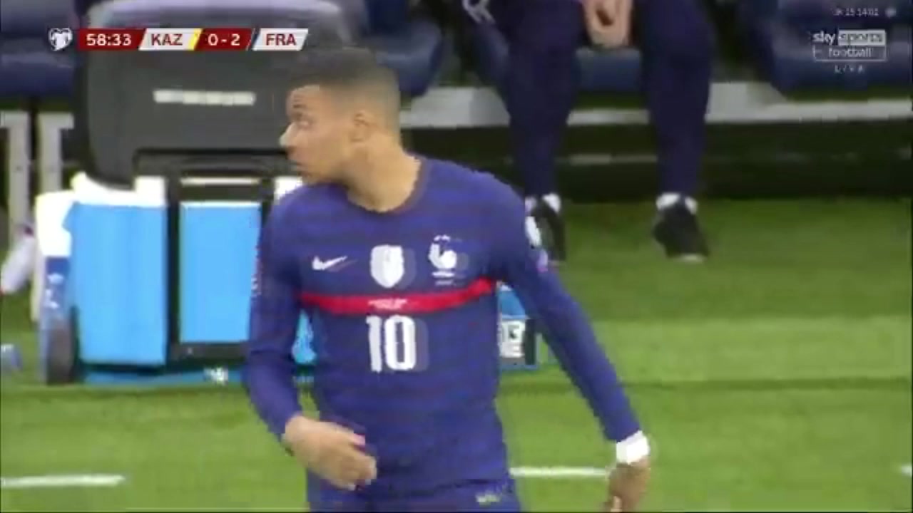 被换下的马夏尔一脸不高兴 拒绝与姆巴佩握手（马夏尔和姆巴佩）