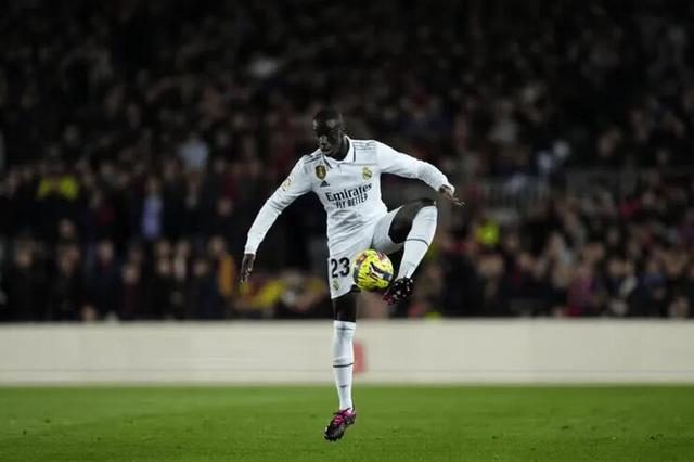 （门迪 皇马）TA：皇马后卫门迪因小腿受伤休养6周，刚因大腿受伤休养两月