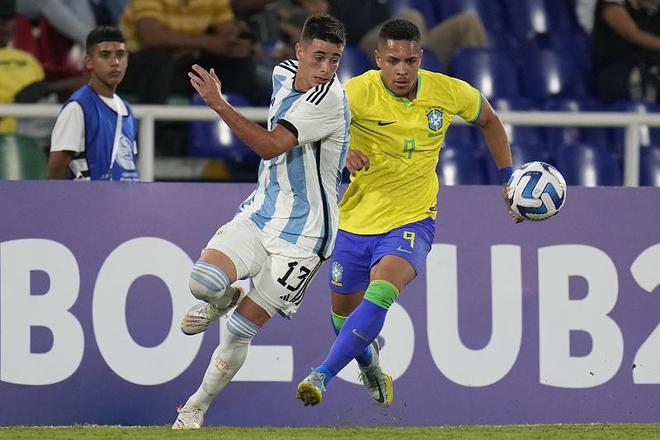 利好传来！18岁巴西天才的经纪人造访巴萨谈转会，阿森纳仍未放弃