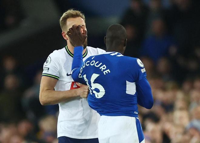 （凯恩在英超算什么水平）英超1战2直红！凯恩面门惨遭九阴白骨爪 巴西飞翼蹬踏脚踝