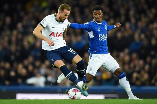 （穆帅危机!热刺无缘前四凯恩离队 曼联pk）1-1！凯恩点射破门，热刺遭10人埃弗顿绝平，曼联被挤出前四