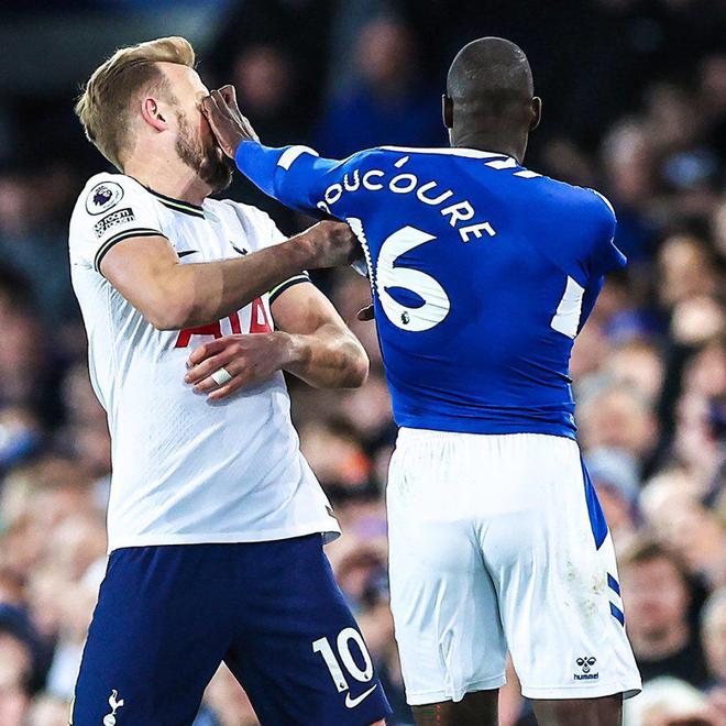 （热刺确认凯恩伤情 新闻）1-1！热刺又遭绝平！2连平仍超曼联升第4，凯恩被拳击造红牌+点射