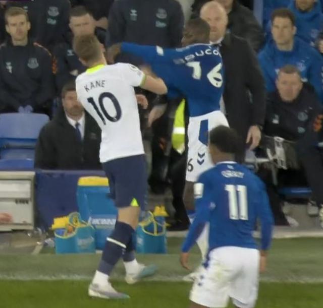 （杜库雷退役）对着脸就是一下杜库雷击打凯恩面部，裁判出示直红