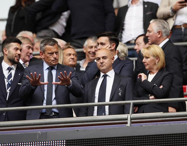 （热刺主帅波切蒂诺）热刺球迷客场高喊：列维滚蛋！波切蒂诺是魔术师！