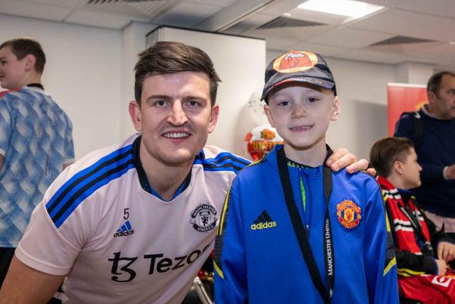 (曼联梦想剧场)官方:曼联众将出席梦想日活动,与患病小球迷合影并给予鼓励