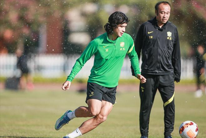 （中超23岁新星下场后痛哭）签约8人第2天，中超豪门却损1位大将，4场2球新星骨折，重伤3个月