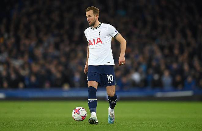 滕哈格今夏买中锋！曼联该选凯恩or奥斯梅恩？相对理智的回答来了