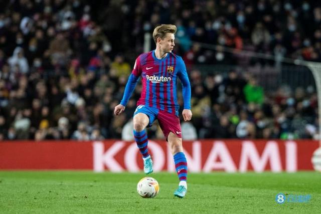 （德容转会巴萨）记者：德容未参加巴萨今日合练，他将缺席对阵皇马的比赛