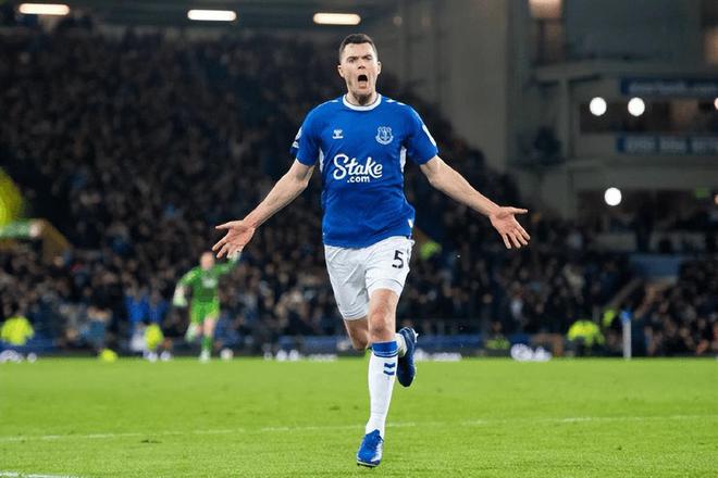 （曼联官宣续约铁卫）除了射术，还敢跟凯恩比演技！前曼联铁卫给红魔帮了大忙