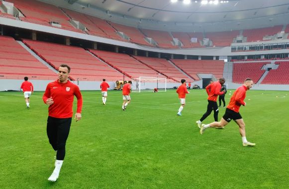 （上港 亚泰）热身赛2比2战平上海海港亚泰一线队前往温州继续备战新赛季