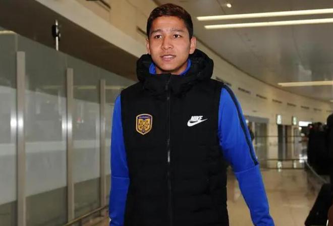 （国足后卫回传进球）恭喜！国足25岁天才后卫成功转会：加盟中超劲旅，事业步入正轨