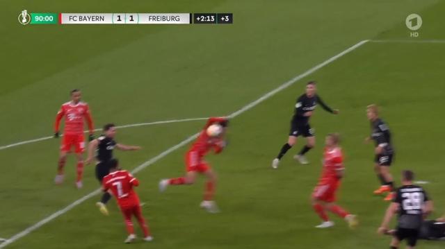 （穆西亚拉集锦）穆西亚拉第92分钟手球送点，拜仁1-2遭弗赖堡反超