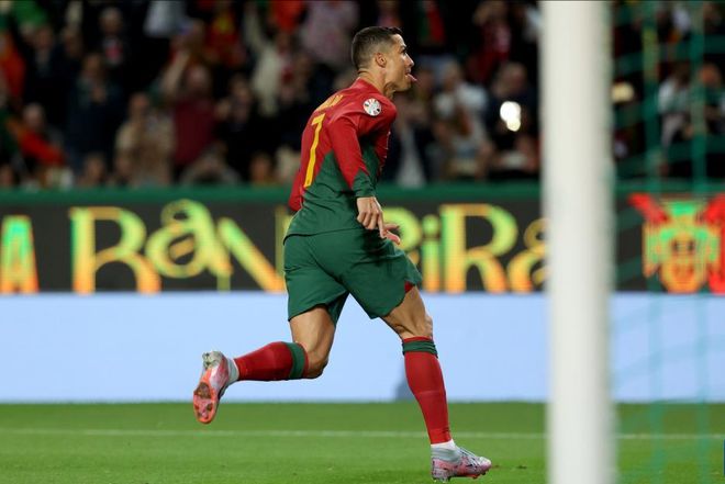 快乐很简单！曼联输球，梅西遭嘘，远在沙特的阿韦罗躺着也会笑