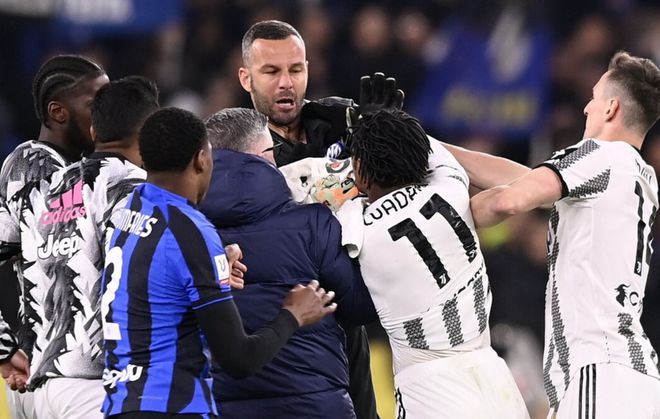 （点球绝平是什么意思）神剧情：点球绝平+爆发冲突+3人红牌，下一回合生死战