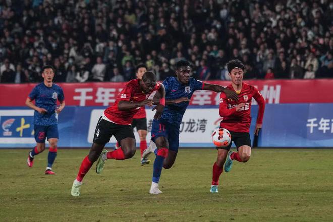 （申花 长春亚泰）热身赛0比1不敌长春亚泰，首次亮相的新申花重在演练阵容