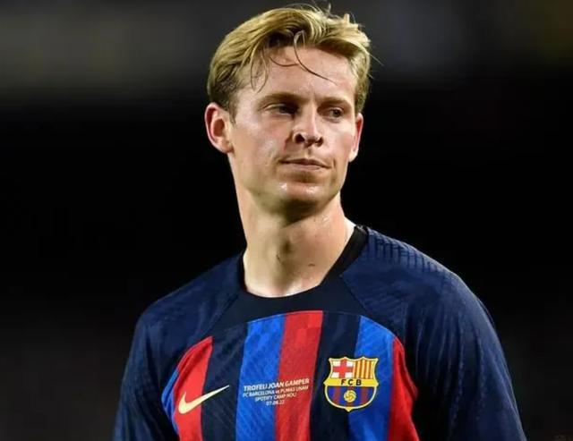 （登贝莱评价梅西）记者：德容、佩德里、登贝莱和克里斯滕森因伤缺席对阵皇马