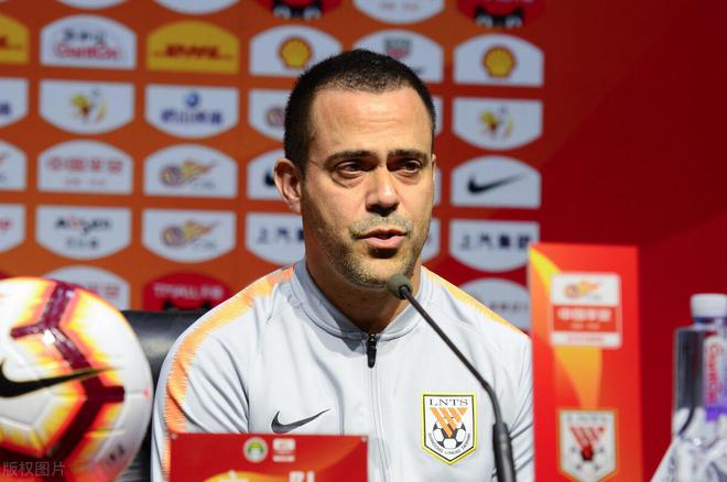 中超转会：李霄鹏助手回泰山，非洲快马加盟青岛，海港官宣高中锋