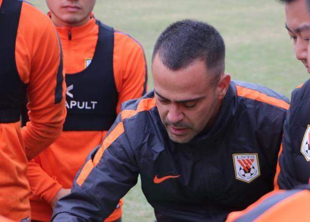 明智！山东泰山请回功勋助教 李霄鹏两度问鼎中超最佳他居功甚伟