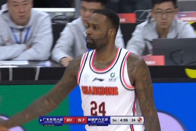 （广东队险胜新疆队）广东击败新疆两连胜收官 33胜9负获常规赛第二