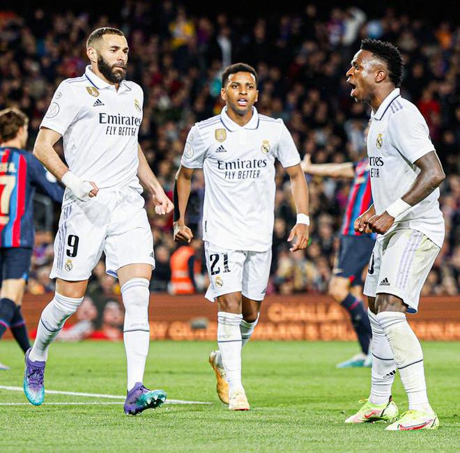 (皇马0-7巴萨)9.5万球迷见证!本泽马连场戴帽,皇马4-0复仇,巴萨26年耻辱纪录