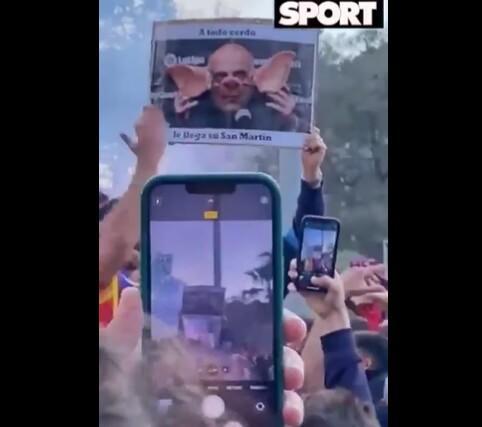 （巴萨球员特略）极尽嘲讽！巴萨球迷将西甲主席特巴斯P成猪头