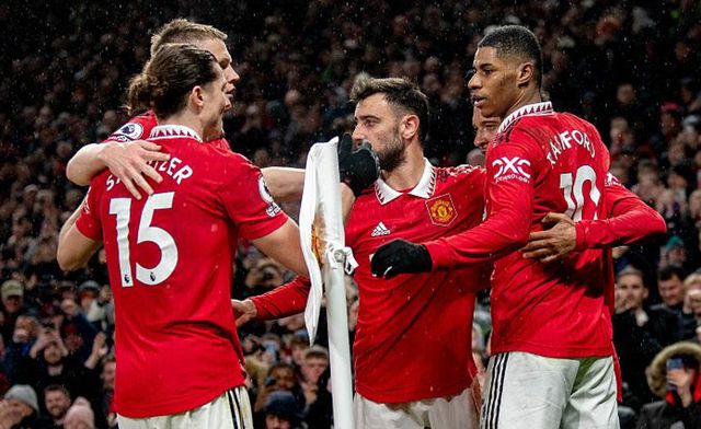 (曼联门口的三个人)3脚打门进1球!这天才一人决定曼联争4命运:他进28球,7队友24球