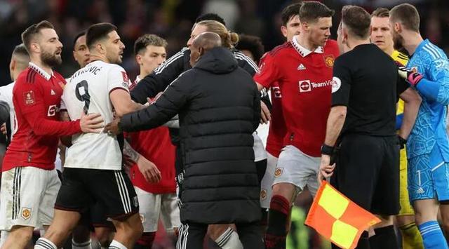 （英足总照顾曼联）英足总：因围堵比赛官员对曼联罚款65000英镑