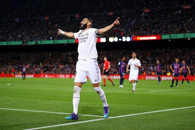 (本泽马开场21秒攻破巴萨球门)本泽马炮制4球领军逆转巴萨,安切洛蒂:他是世上最佳!