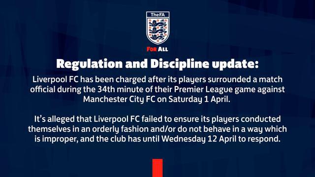 （利物浦对曼城首发）利物浦因对阵曼城时，本队球员围住裁判而被英足总提出指控