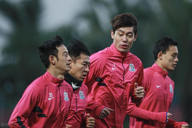 （申花 前锋）清洗老将！申花32岁锋卫摇摆人离队，身高1米90，曾入选国足