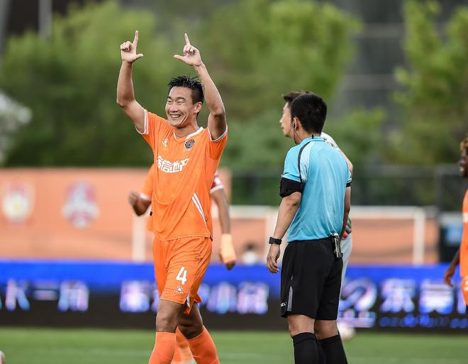 （泰山足球队3:0大胜金牛队）28岁前泰山队主力正式加盟海牛！身高1米87，曾留洋葡萄牙