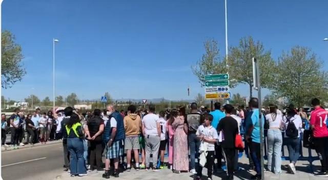 （皇马 训练）人气火爆！众多皇马球迷在训练基地外蹲守球队