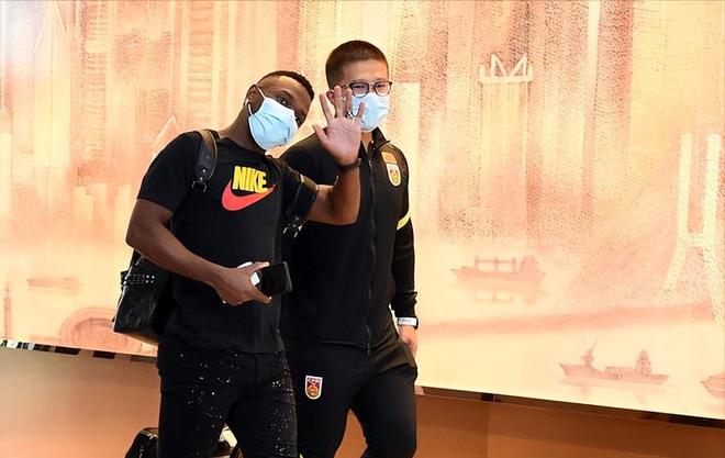 （泰山队巴西外援回归最新消息）官宣，泰山30年首位巴西裔国脚出炉，最快1天首秀+状态上限20分钟