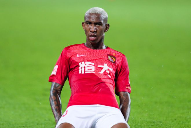 (c罗 恒大)他是C罗的重要助手,也穿过广州恒大9号球衣!如今和球队续约2年