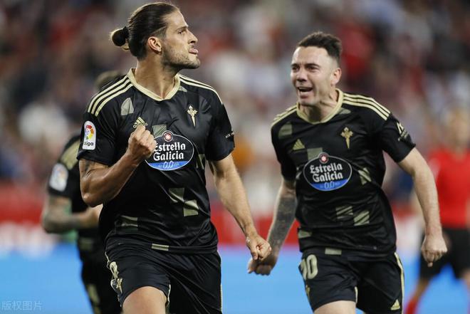 （欧联杯第二回合）刺激，2-2欧联杯之王受挫，4分钟连丢2球+遭读秒绝平，曼联笑了