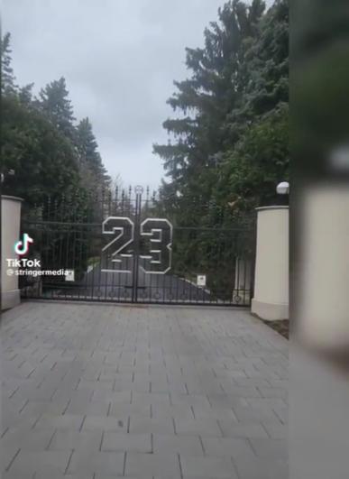 （乔丹 b）乔丹昔日豪宅难脱手已荒废 18岁少年偷拍被起诉逮捕