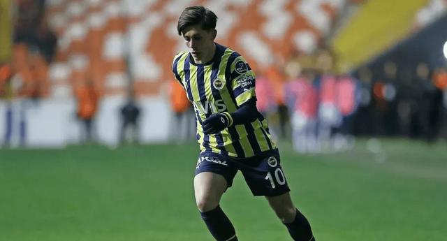 （费内巴切足球俱乐部）Relevo：巴萨关注费内巴切天才中场居勒，要价不低于2000万