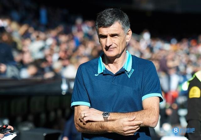 （塞维利亚 阿库尼亚）塞维利亚主帅怒喷裁判把阿库尼亚罚出场：愚蠢的判罚