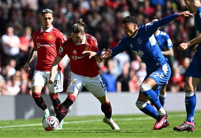 （曼联 麦克托米奈）2-0！麦克托米奈铁树开花，马夏尔归来破门，曼联击败埃弗顿