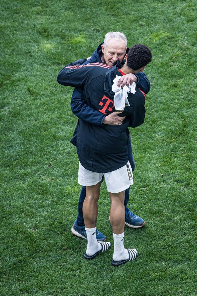 （穆西亚拉集锦）履行承诺！穆西亚拉赛后与弗赖堡主帅拥抱，并送上自己的球衣